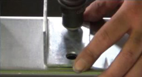 2.インパクトドライバで締め付け